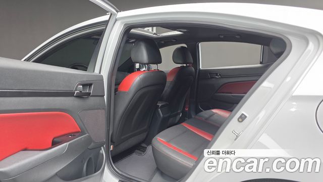Hyundai AVANTE 2018 — photo 24