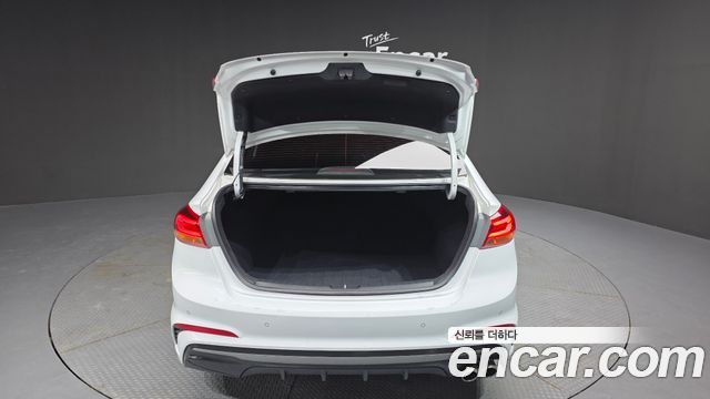 Hyundai AVANTE 2018 — photo 26