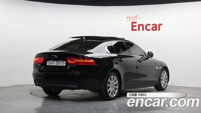 Jaguar XE 2018 — photo 2