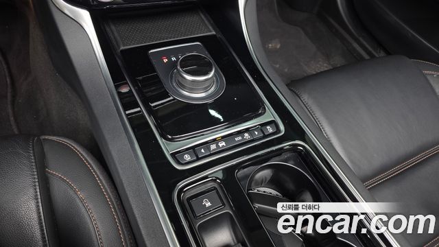 Jaguar XE 2018 — photo 12