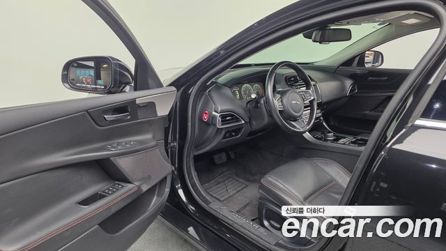 Jaguar XE 2018 — photo 13