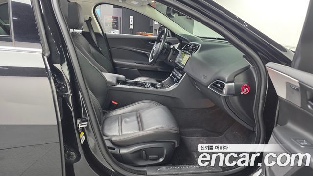 Jaguar XE 2018 — photo 16