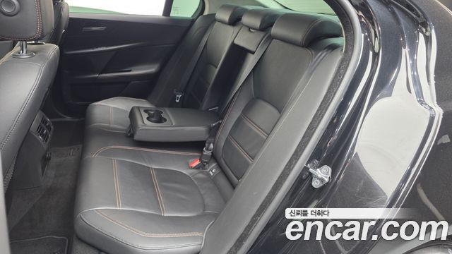 Jaguar XE 2018 — photo 17