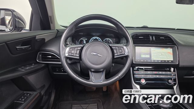 Jaguar XE 2018 — photo 18
