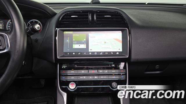 Jaguar XE 2018 — photo 19