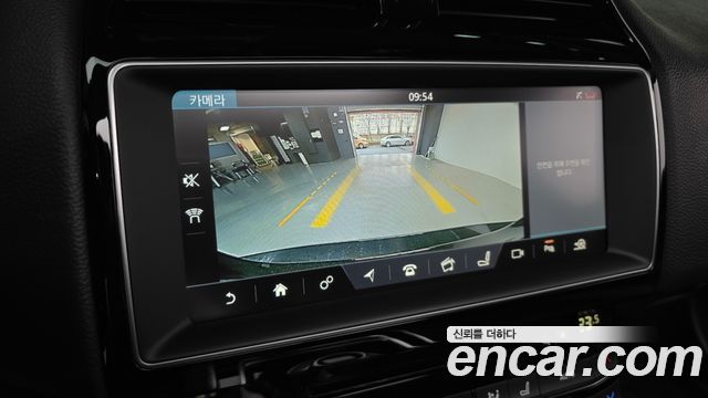 Jaguar XE 2018 — photo 20