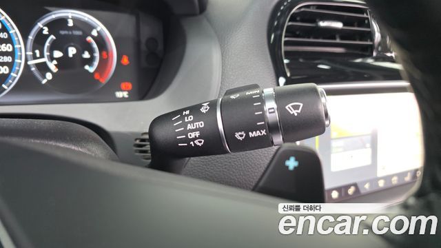 Jaguar XE 2018 — photo 23