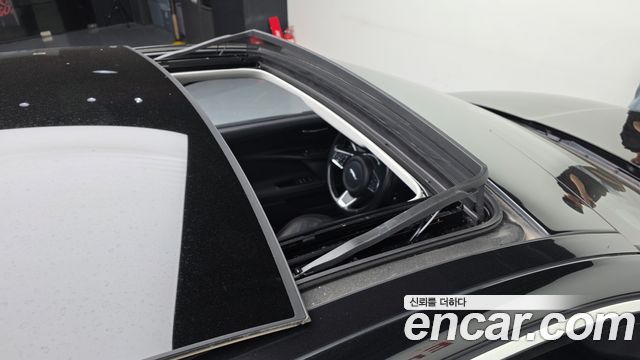 Jaguar XE 2018 — photo 24