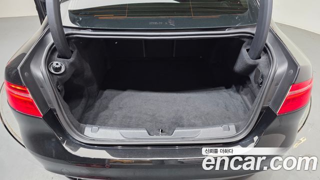 Jaguar XE 2018 — photo 25