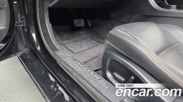 Jaguar XE 2018 — photo 15