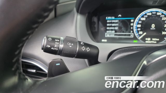Jaguar XE 2018 — photo 26
