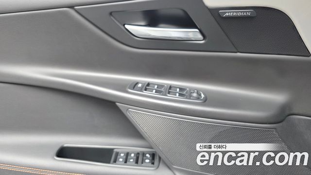 Jaguar XE 2018 — photo 28