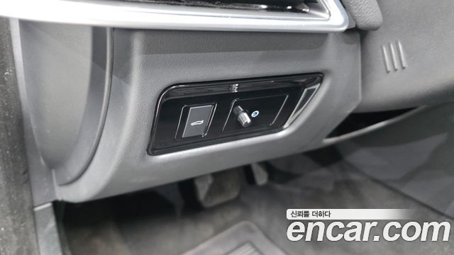 Jaguar XE 2018 — photo 29