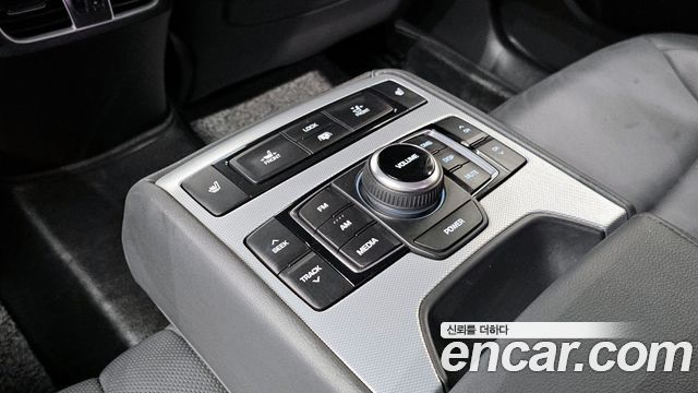 Genesis G80 2017 — photo 23