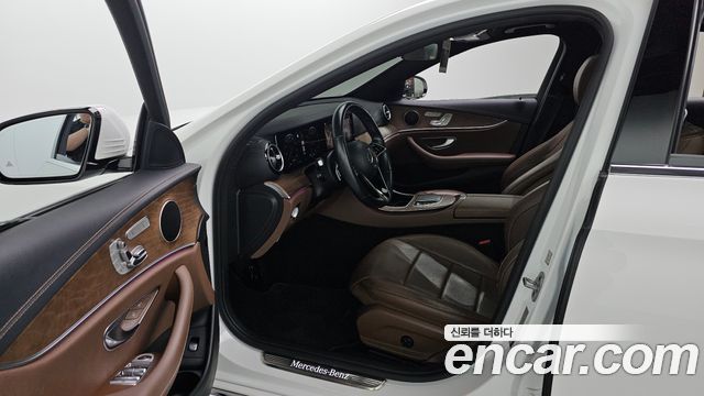 Mercedes-Benz E-Class 2021 — photo 13