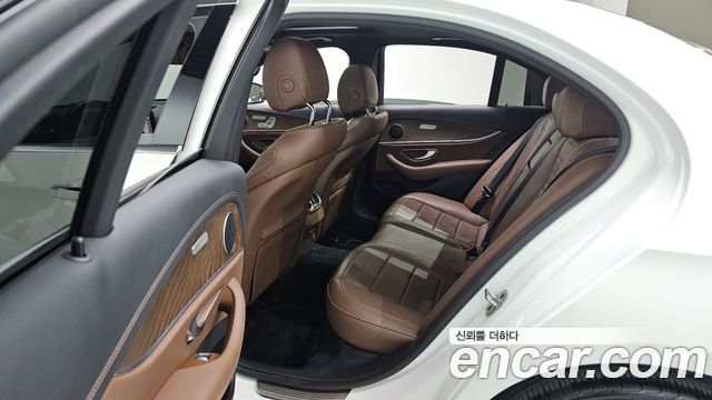 Mercedes-Benz E-Class 2021 — photo 25