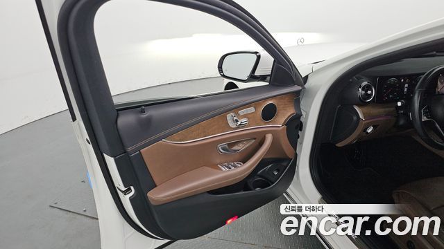 Mercedes-Benz E-Class 2021 — photo 14