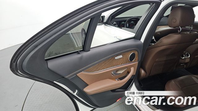Mercedes-Benz E-Class 2021 — photo 15