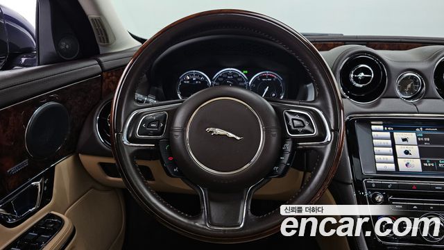 Jaguar XJ 2015 — photo 13