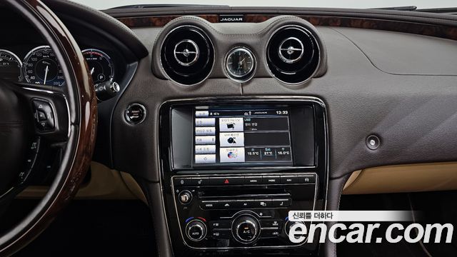 Jaguar XJ 2015 — photo 15
