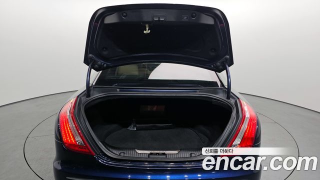 Jaguar XJ 2015 — photo 20