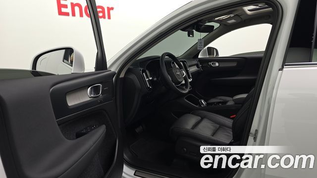 Volvo XC40 2023 — photo 13