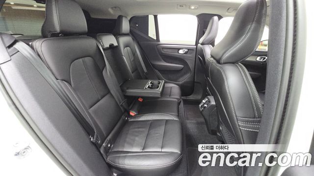 Volvo XC40 2023 — photo 18