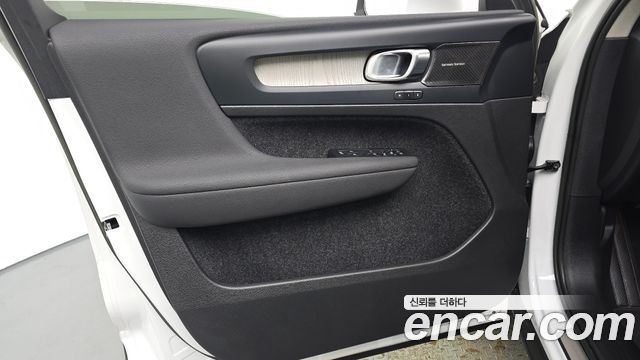 Volvo XC40 2023 — photo 14