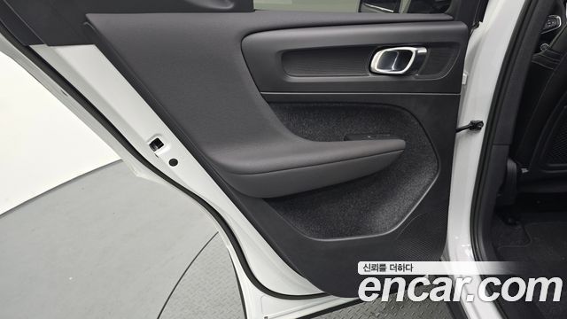 Volvo XC40 2023 — photo 15