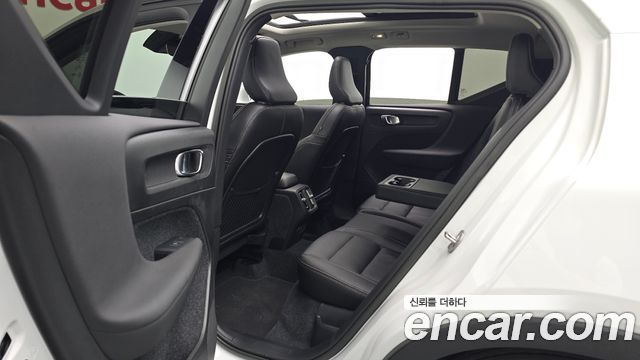 Volvo XC40 2023 — photo 16
