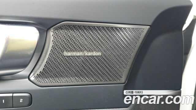Volvo XC40 2023 — photo 32