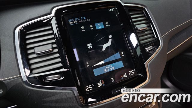 Volvo XC90 2021 — photo 32