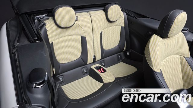 Mini Cooper Convertible 2024 — photo 18