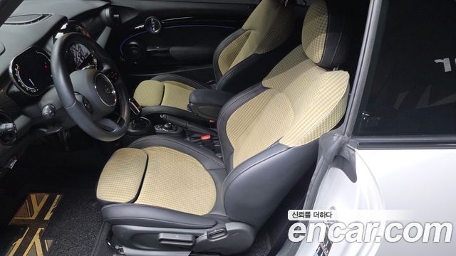 Mini Cooper Convertible 2024 — photo 16