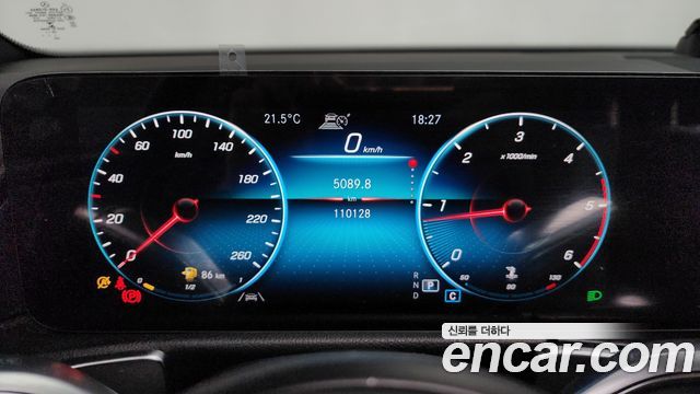 Mercedes-Benz GLB-Class 2021 — photo 8