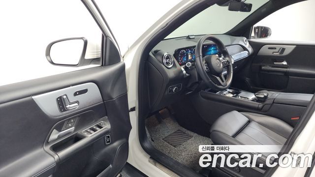 Mercedes-Benz GLB-Class 2021 — photo 10