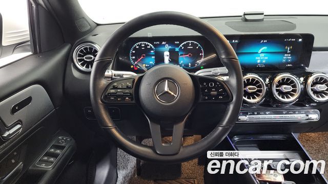 Mercedes-Benz GLB-Class 2021 — photo 12