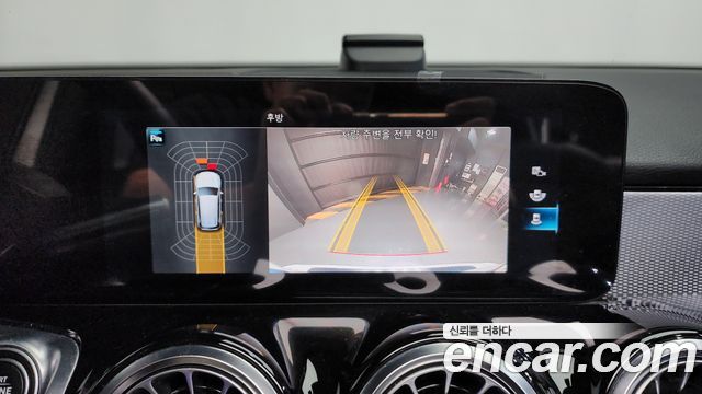 Mercedes-Benz GLB-Class 2021 — photo 14