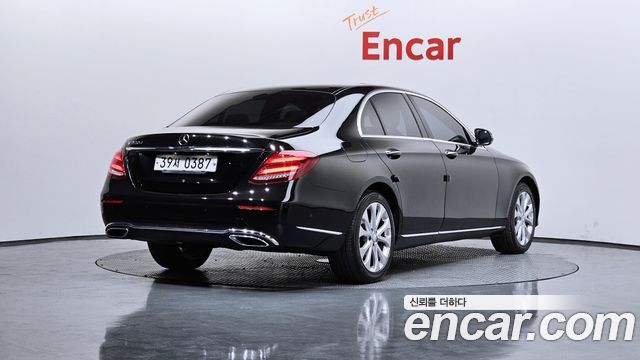 Mercedes-Benz E-Class 2017 — photo 2