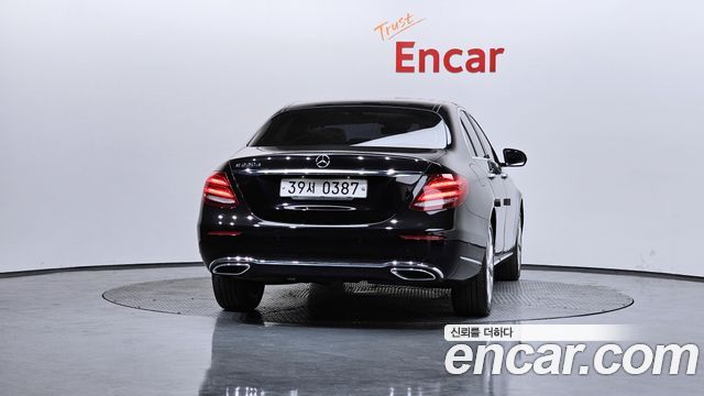 Mercedes-Benz E-Class 2017 — photo 4
