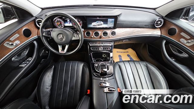 Mercedes-Benz E-Class 2017 — photo 10
