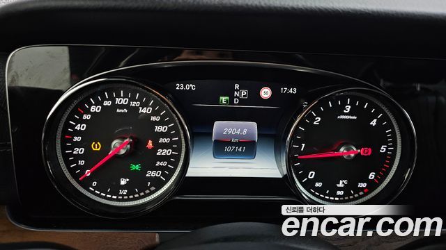Mercedes-Benz E-Class 2017 — photo 11