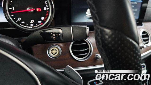 Mercedes-Benz E-Class 2017 — photo 12