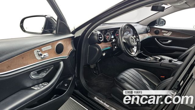 Mercedes-Benz E-Class 2017 — photo 13