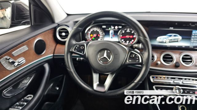 Mercedes-Benz E-Class 2017 — photo 18