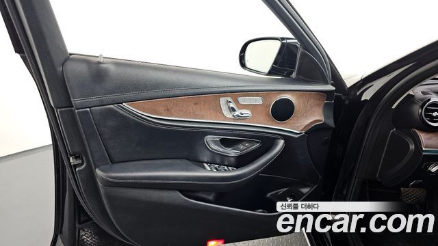 Mercedes-Benz E-Class 2017 — photo 14
