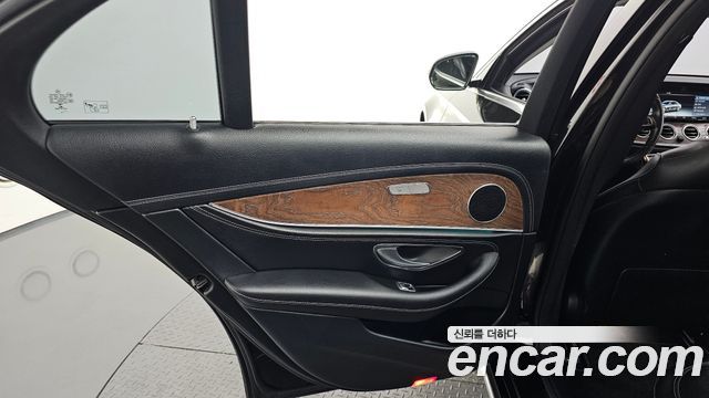 Mercedes-Benz E-Class 2017 — photo 15
