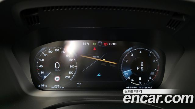 Volvo XC60 2021 — photo 8