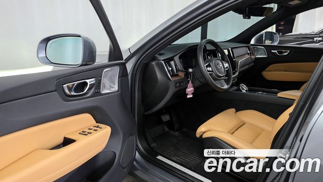 Volvo XC60 2021 — photo 10