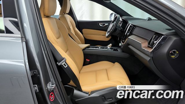 Volvo XC60 2021 — photo 11